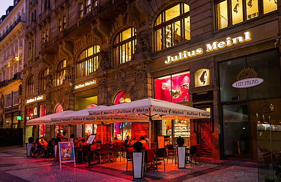 Prodejna s lahdkami a restaurací Julius Meinl v Praze (19. íjna 2014)