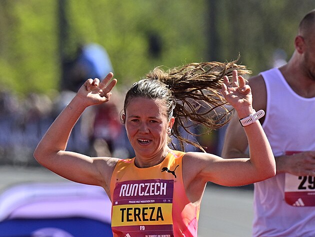 Tereza Hrochov v cli Praskho plmaratonu.