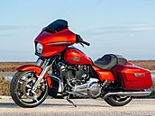 Motocykl je moné objednat bu v chromovaném provedení, nebo s erným motorem a...