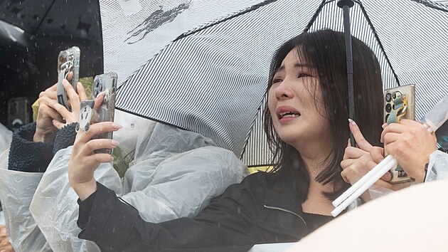 Tiscovky lid se pily ped zbavn park v Jin Koreji rozlouit s oblbenou pandou Fu Bao ped jejm odletem do ny. Nkte z nich plakali, napsala agentura AP. (3. dubna 2024)