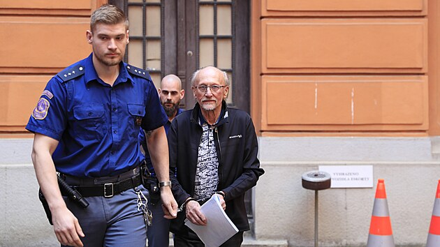 Podvodnk Pavel Vorlick, kter se skrval ped polici pod falenmi identitami bezmla devatenct let, stanul ped brnnskm soudem. (4. dubna 2024)