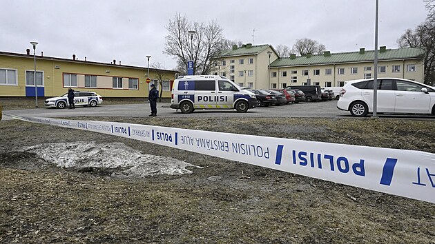 Policist stoj na stri ped zkladn kolou Viertola ve finskm mst Vantaa. (2. dubna 2024)