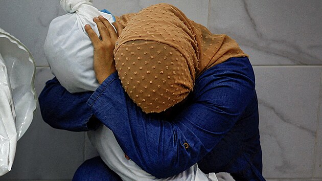 VÍTZ REGIONU ASIE - Sólo - Palestinka objímá tlo své netee © Mohammed Salem,...