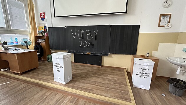 Volebn mstnost v Zkladn kole Milana Hodu v centru Bratislavy.  (6. 4. 2024)