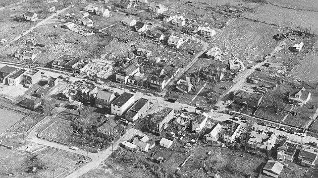 Obec Stamping Ground v Kentucky poté, co se tudy prohnala série tornád. (4. dubna 1974)