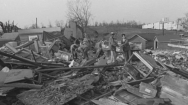 Obec Stamping Ground v Kentucky po úderu série tornád (4. dubna 1974)