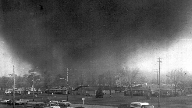 Ve městě Xenia v Ohiu se pohybuje tornádo. (3. dubna 1974)