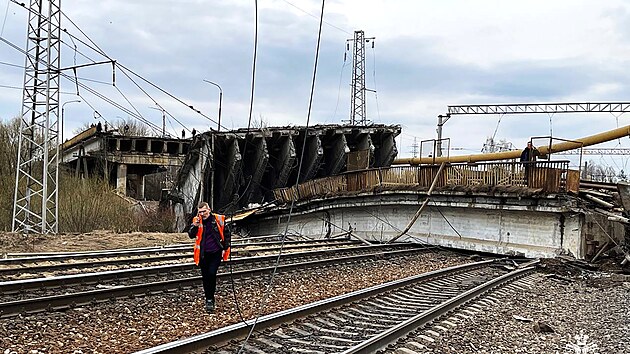 Na zpad Ruska se ztil most, spadl pi tom na eleznin tra vedouc do Bloruska. (9. dubna 2024)