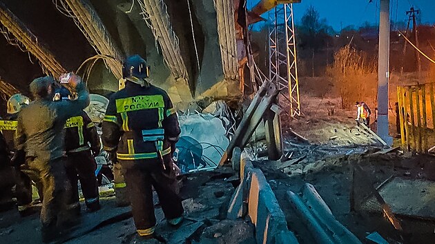 Zasahujc hasii pi pdu mostu na zpad Ruska. (9. dubna 2024)
