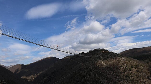 Nejvy visut most pro p v Evrop mezi italskmi vesnicemi Montesanto a Sellano (23. bezna 2024)