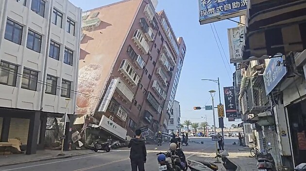 Tchaj-wan zashlo siln zemtesen o sle a 7,5, poniilo adu budov. (3. dubna 2024)