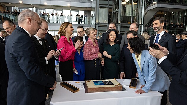 Ministi zahrani NATO pi krjen dortu k 75. vro vzniku Aliance v bruselsk centrle (4. dubna 2024)