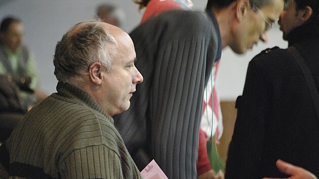 Pavel Kivka po rozchodu se Stranou zelench na volebnm sjezdu v prosinci 2009. Na sjezdu nosil visaku "Tisk".