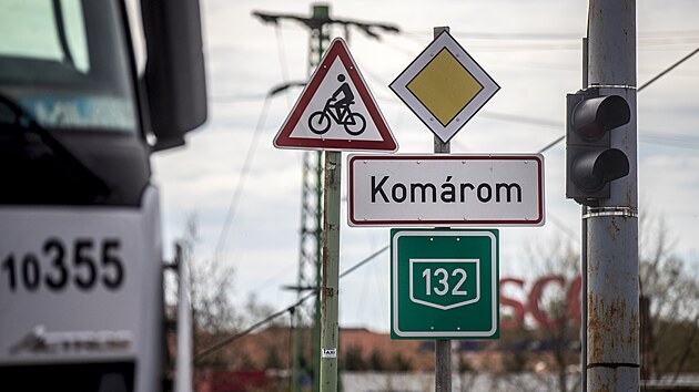 Ve slovenskm Komrnu sta pejt most a jste v Maarsku. I nzvy ulic a obc i npisy ve vlohch obchod tak bvaj dvojjazyn. (5. dubna 2024)