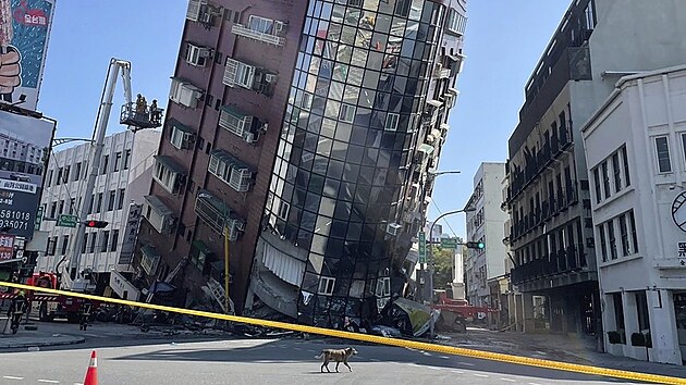 Na snmku, kter zveejnila vlda msta Hualien, je oplocen budova po zemtesen v Hualienu na vchod Tchaj-wanu. (3. dubna 2024)