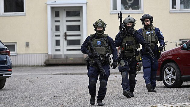 Policist u koly Viertola ve finskm mst Vantaa (2. dubna 2024)