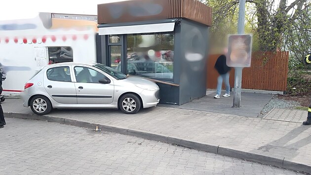 Na parkoviti u supermarketu v Polici nad Metuj srazil idi ve vozidle Peugeot chodce vetn dt.