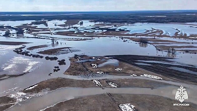 Ruskou Orenburskou oblast suuj zplavy kvli stoupajcm vodm po jarnm tn u nkolik dn. (5. dubna 2024)