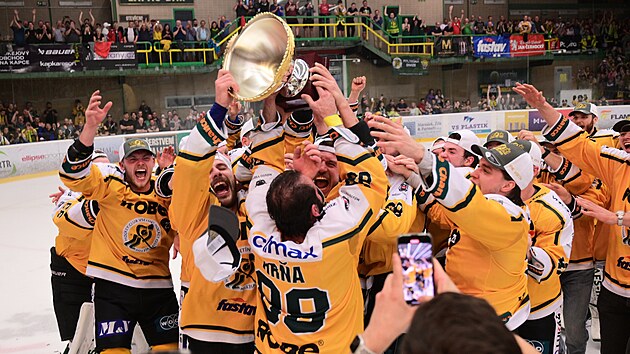 Vsetíntí hokejisté se radují s pohárem z triumfu v první lize.