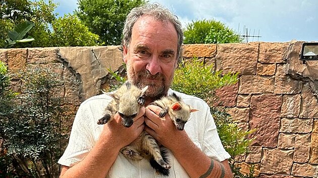 editel krlovdvorskho safari parku Pemysl Rabas pi veterinrn kontrole hyenek, kter se pozdji povedlo zskat pro Dvr Krlov.