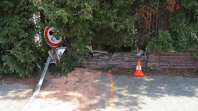 Dopravn znaku a plot pokodilo auto v Kuklench. (7. dubna 2024)