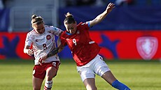 Dánská fotbalistka Josefine Hasbová (vlevo) a eská reprezentantka Andrea...