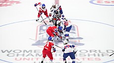 Úvodní buly zápasu mezi ekami a Ameriankami na hokejovém MS v Utice.