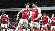 Fotbalisté Arsenalu Martin Odegaard a Kai Havertz slaví gól proti Lutonu.