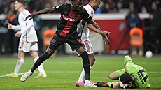 Branká Leverkusenu Matj Ková zasahuje v semifinále nmeckého poháru proti...