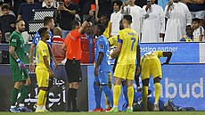 Cristiano Ronaldo z Al-Nassru vidí ervenou kartu za úder do Aliho Al-Bulajhího...
