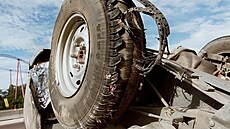 Havarovaný vz Ford Explorer s roztrenými pneumatikami Firestone na archivním...