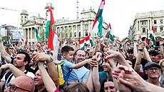 Na protivládní demonstraci se v sobotu v centru Budapeti sely desítky tisíc...