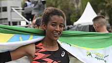 Mestawut Fikirová se raduje z triumfu na Paíském maratonu.