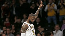 LeBron James z Los Angeles Lakers se raduje z trojky proti Brooklyn Nets.