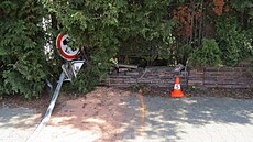 Dopravní znaku a plot pokodilo auto v Kuklenách. (7. dubna 2024)