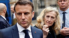 Francouzský prezident Emmanuel Macron spolen s ministryní kolství Nicole...