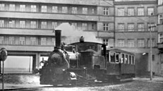 Osobní vlak s parní lokomotivou pijídí do zastávky Zábeh pota od Hrabové....