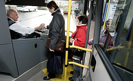 Lidé cestující soumstím Uherské Hradit, Staré Msto, Kunovice musí pi pesedání mezi linkami nadále kupovat jednotlivé desetikorunové jízdenky.