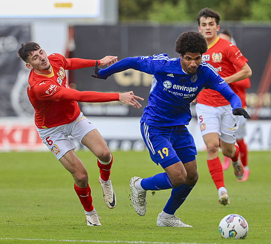 Momentka z druholigového utkání fotbalist Zbrojovky Brno (v erveném) proti...