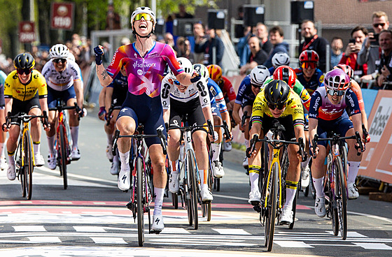 Lorena Wiebesová z týmu SD Worx se raduje z vítzství na Amstel Gold Race, jako...