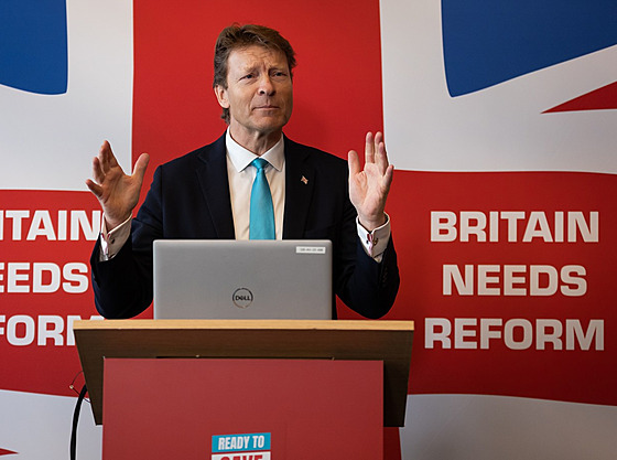 Vdce britské protiimigraní strany Reform UK Richard Tice (9. dubna 2024)