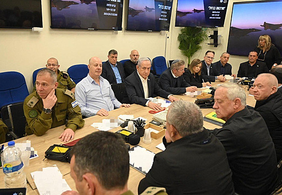 Izraelský premiér Benjamin Netanjahu pedsedá zasedání váleného kabinetu,...