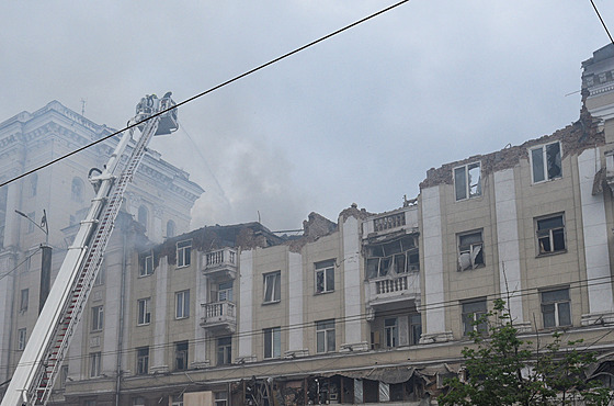 Pozstatky po ruském raketovém útoku na ukrajinské msto Dnipro (19. dubna 2024)