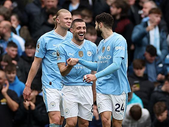Fotbalisté Manchesteru City se radují z druhého gólu v síti Lutonu.