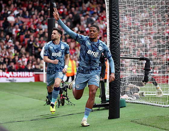 Leon Bailey z Aston Villy slaví gól v utkání proti Arsenalu.