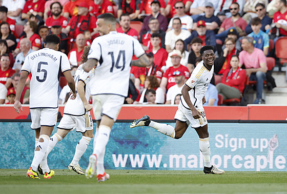 Fotbalisté Realu Madrid se radují z prvního gólu v utkání s Mallorcou.