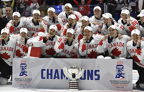 Kanadské hokejistky se radují ze tináctého titulu mistry svta.