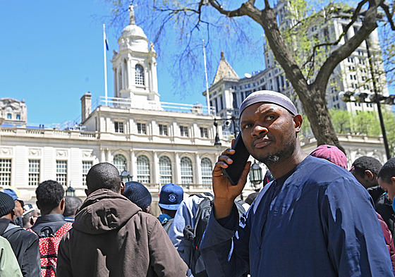 Migranti protestují před radnicí v New Yorku proti složité situaci a za lepší...