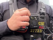 Výkonné osobní minikamery te nosí policisté na východ ech. (19. 4. 2024)