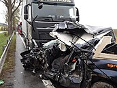 Pi nehod u Zvonjova se eln srazil pick-up s kamionem. idi osobního vozu...